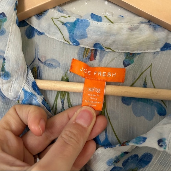 🦋 Joe Fresh White Blue Floral Lightweight Button Down Blouse Casual XL - Picture 2 of 6